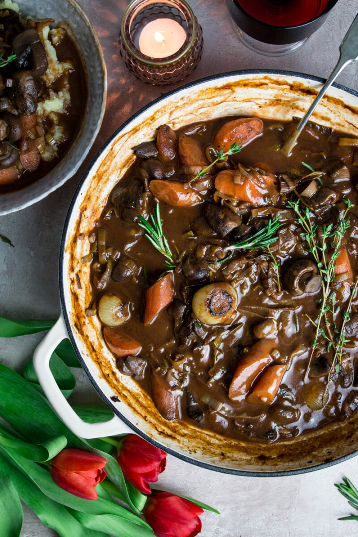 EASY VEGAN MUSHROOM AND LEEK BOURGUIGNON